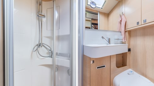 De luxe camper – 2 pers. Hymer Whiteline B600 with air conditioning semi-integrated from 2020