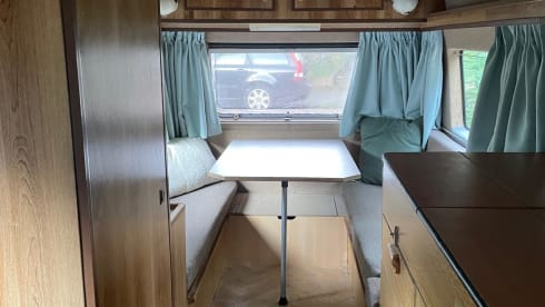 2p Volkswagen campervan uit 1977