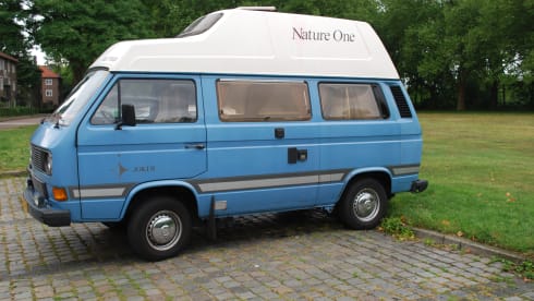 Mister Blue – Nice Nostalgic Campervan Volkwagen for rent