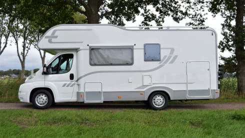 Beautiful complete and very neat 6-person camper (Fiat Ducato Adria Mobil)