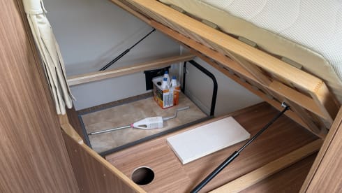 Compact! – Compact camper of 560 length with air conditioning Flash 02