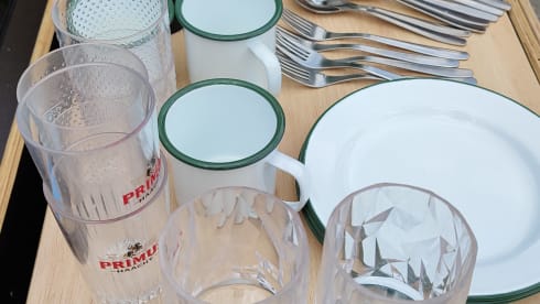 Ford Campervan met groot bed & uitschuifbare keuken 