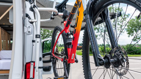 Luxe Hymer buscamper met lengte bedden