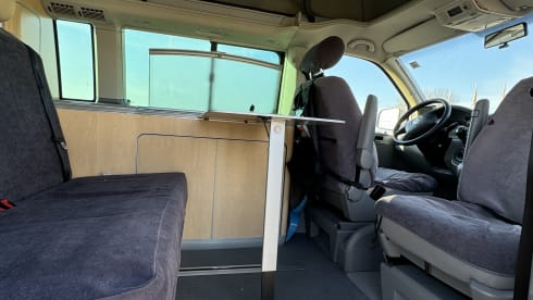 bear hunter – 4p Volkswagen California T5 bus 