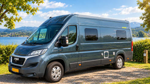 Luxe  HYMER buscamper met lengtebedden.