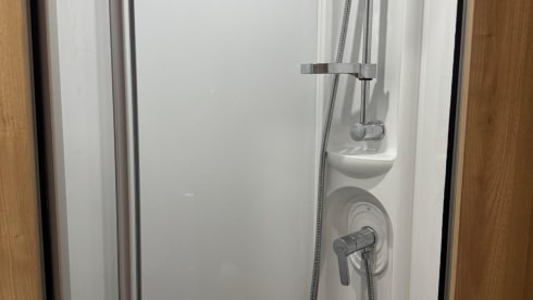 Cezar&Cleo – Eldis Majestic 185 , 4 Berth and 4 belt