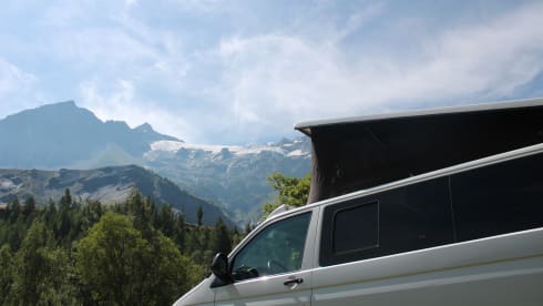 4-person Volkswagen with pop-up roof and long wheelbase for extra space