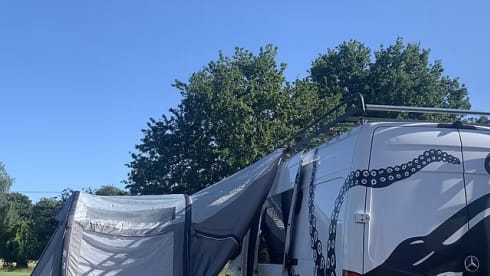 Brilliant family campervan - off-grid and campsite friendly 