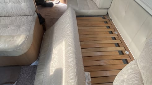 Aisholpan – Comfortabele Adria Vision met 4 slaapplaatsen voor reisplezier in alle weersomstandigheden.