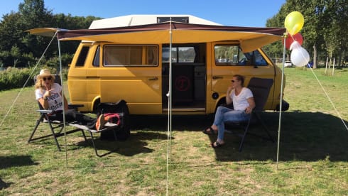 CHICO – cozy, neat, canary yellow oldtimer VW T3 for rent!