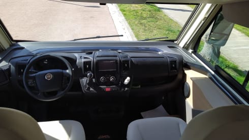 Découvrez notre camping-car McLouis luxueux et pratique - idéal pour les familles !