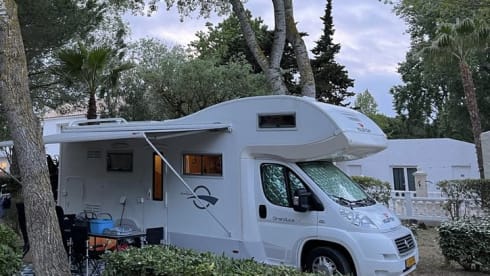 Complete neat well maintained Camper for families or couples