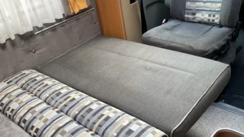 Halbintegrierter Camper von Knaus für 3 Personen