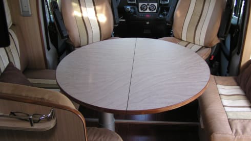 Fleurette Florium – Spacious 4p Fleurette Semi-Integral from 2013 based on a Fiat Ducato.