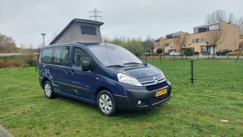CAMPING-CAR SUPER COMPACT 2 PERSONNES CLIMATISATION RÉGULATEUR DE VITESSE PANNEAU SOLAIRE 