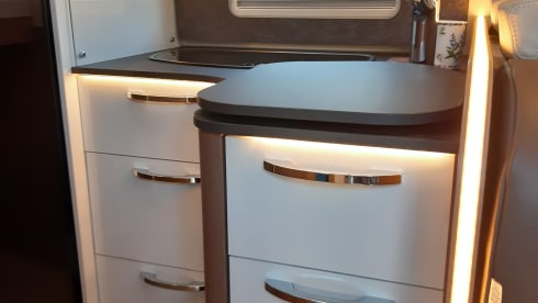 Top class, fresh, luxuriously equipped 4 pers. Burstner Iyseo.