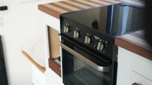 Zonnewijzer – Off-Grid Buscamper met Solar, Nespresso, Oven en meer!