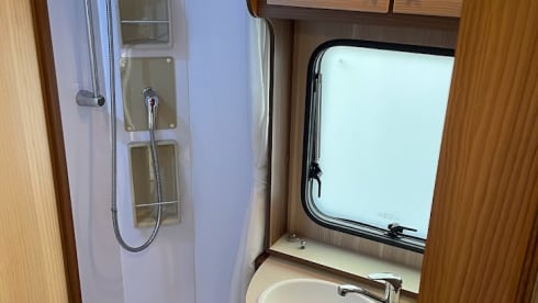 Luxurious & complete 4-6 person camper.