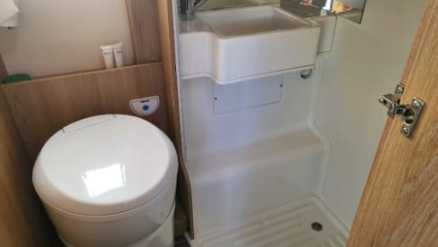 Auto Roller 747 – 2024 Roller Team Auto Roller 747 automatic six berth + six seatbelts 