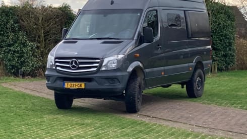 The Beast expeditie camper – 3p Mercedes-Benz bus from 2023