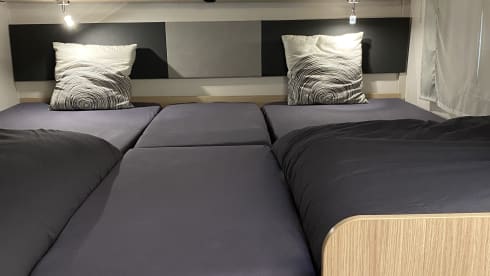 Beautiful 4p Sunlight T68 with single beds and pull-down bed from 2022