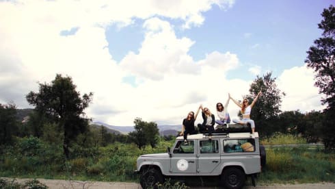 110 grijs – Land Rover Defender 110 with roof tent