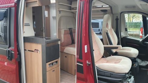 Freedom and enjoyment with our compact Malibu Buscamper (160 HP automatic)