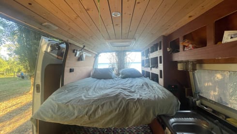 The Fly – 2p Renault campervan