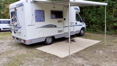     Comfortabele familiecamper met luifel, douche & fietsendrager uit 2006