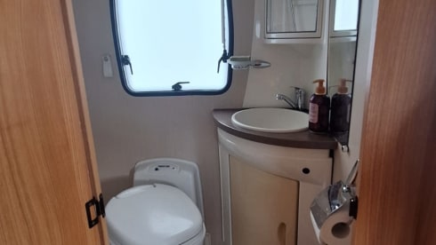 Ideal 6-person Ford family camper