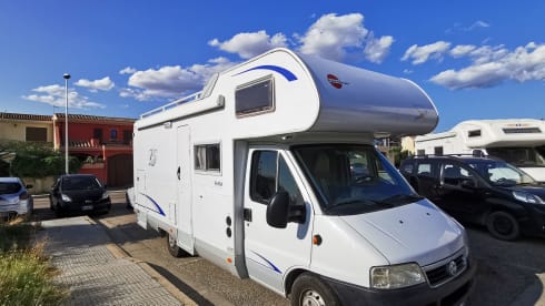 Burstner – Camper with a double bed and two singles to get around Sardinia