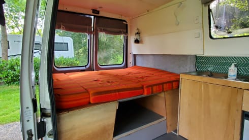 Retro Ronnie – Cozy and spacious (family) bus camper