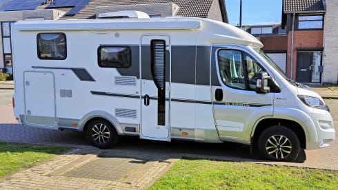 Vakantiemaatje – Adria Compact Plus SL automatic camper semi-internet 2 persons from 2019