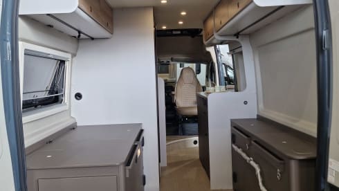 MOBILHOMIE – Campervan Burstner automatic met popup dak (4 slaapplaatsen)