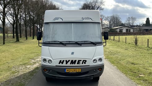 Discover freedom with our fresh Hymer B 584 – with bar layout, lifting bed 