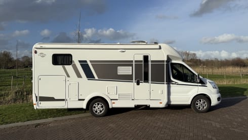 Making Memories 3 – 4persoons Ford Carado T447 half integraal uit 2025 met een Hefbed