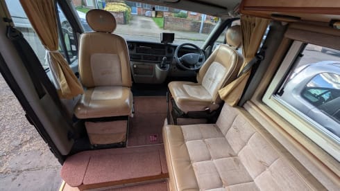 The Master – 2 berth fully equipped and off-grid Renault motorhome/campervan 