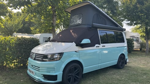 Dub Di – Adventure in Style – Two-Tone T6 VW Campervan, 2018 (Sleeps 4)