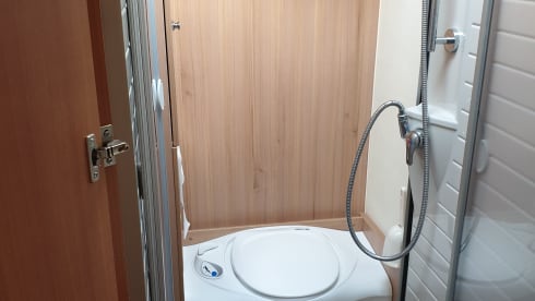 Golden Dream – Luxurious, bright, spacious, 4 pp Burstner camper