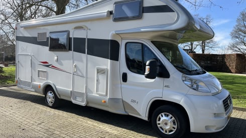 Willem – Nice and complete 6 person camper