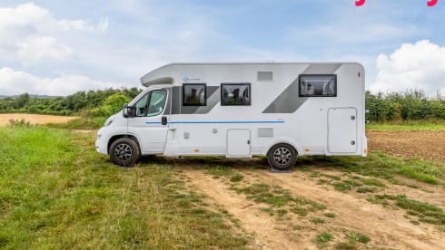 Mergelland – New (2024!) Luxury Sun Living camper 4 pers. + electric folding bike