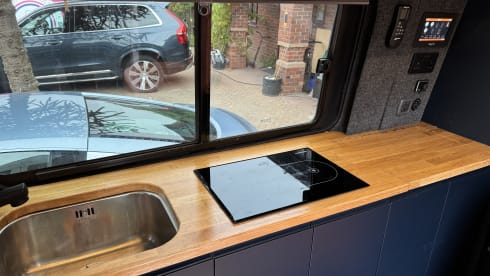 Lottie – Volkswagen Off-Grid Camper Sleeps 4 - Carries 5