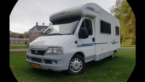 Viervoeter vriendelijk – 4p Adria Mobil semi-integrated from 2005