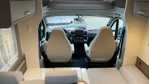 JustCamper  – NEW MY2026 Carado 328 semi-integrated Automatic 2 - 5 pers.