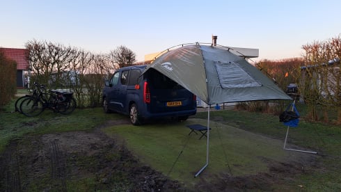 SLOWIE – 2p Sleeping Car on Wheels in an Opel Combo