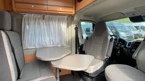 2p Pössl bus uit 2024