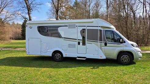 Wille – Automatic, Hymer Carado 4 person family camper, long beds! 