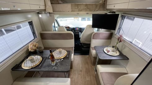 Fransie  – Luxury 5 person Alcove camper from 2017: Fransie