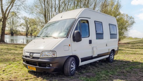 Vip camper loopt lekker met alles er op en aan makkelijk pakeren met een lengte van 5.40  – 2p Peugeot campervan from 2002