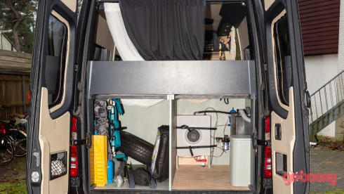 Bruce – Off-grid Mercedes-Benz camper!